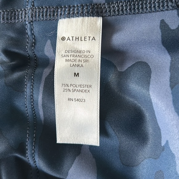 Athleta Ultimate Stash Pocket Navy Blue Camo Capri - Picture 8 of 9